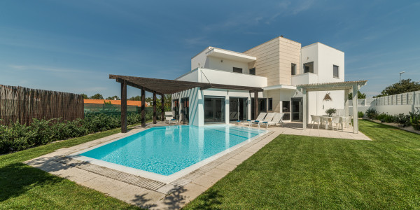 Inversores, Intermediarios, Agentes y Brokers Inmobiliarios en Girona · Villas